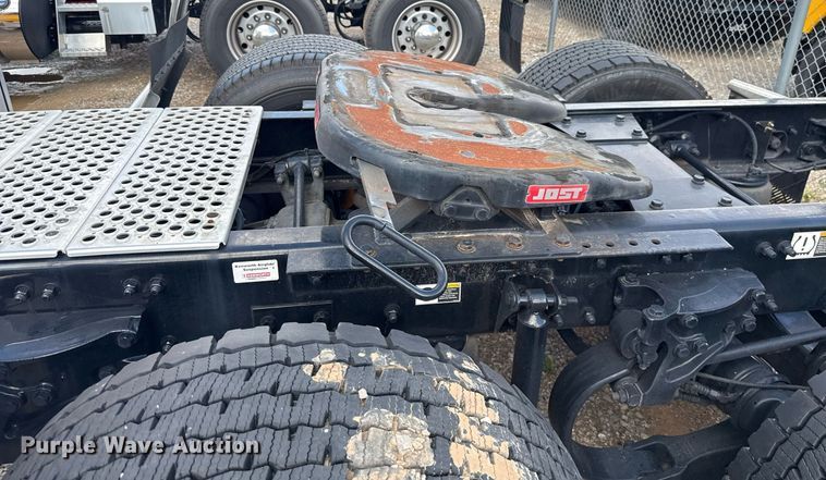 image for item EJ4824 2022 Kenworth T680 semi truck