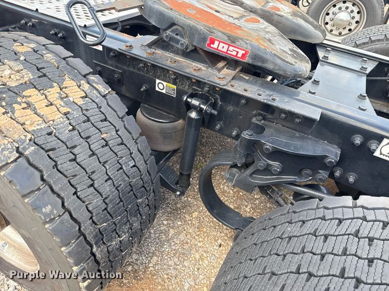 image for item EJ4824 2022 Kenworth T680 semi truck