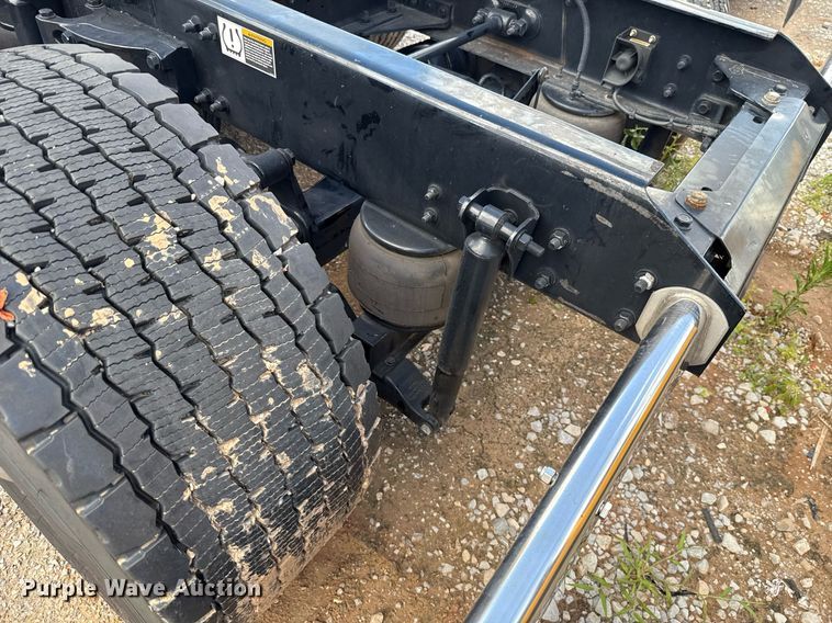 image for item EJ4824 2022 Kenworth T680 semi truck