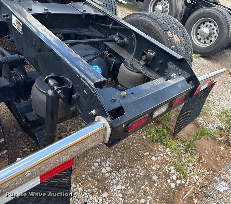 image for item EJ4824 2022 Kenworth T680 semi truck