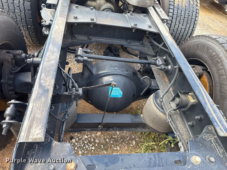 image for item EJ4824 2022 Kenworth T680 semi truck