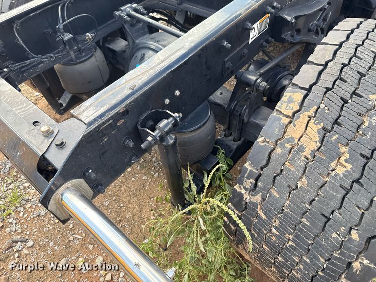 image for item EJ4824 2022 Kenworth T680 semi truck