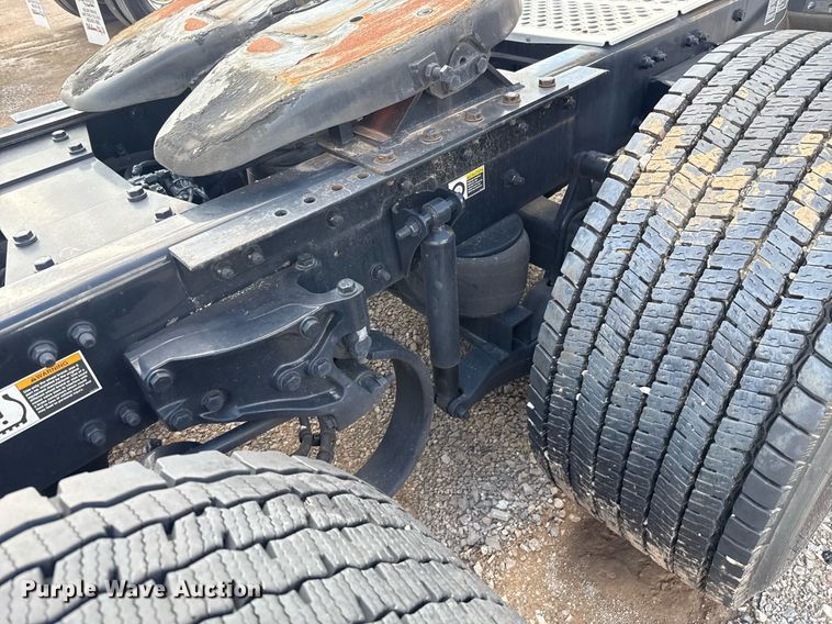 image for item EJ4824 2022 Kenworth T680 semi truck