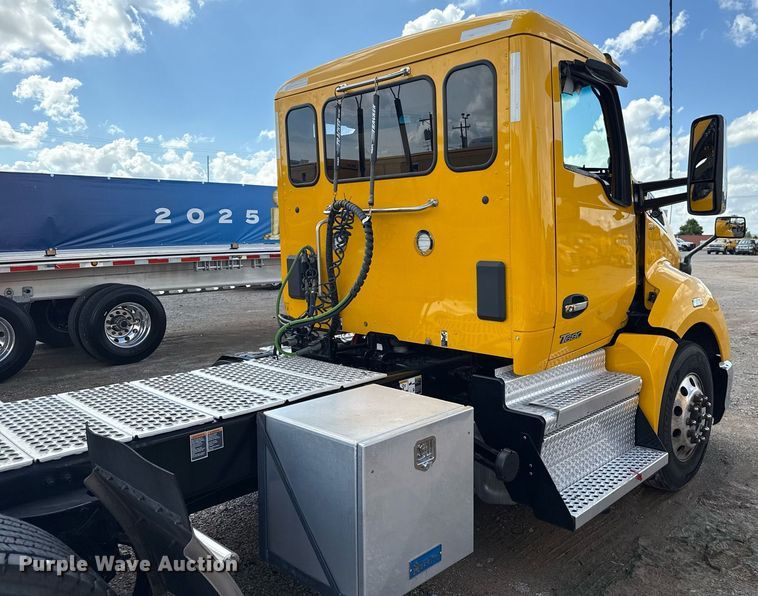 image for item EJ4824 2022 Kenworth T680 semi truck