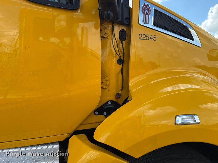 image for item EJ4824 2022 Kenworth T680 semi truck
