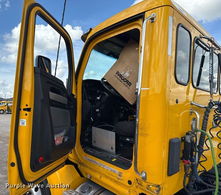 image for item EJ4824 2022 Kenworth T680 semi truck