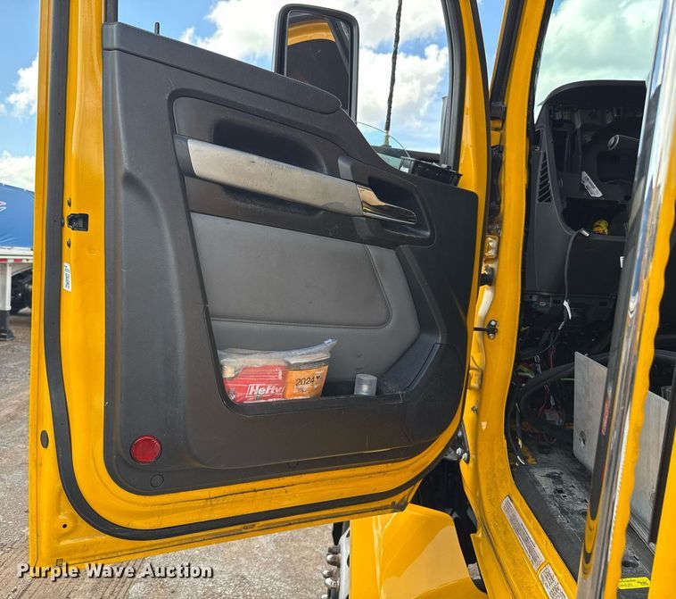 image for item EJ4824 2022 Kenworth T680 semi truck