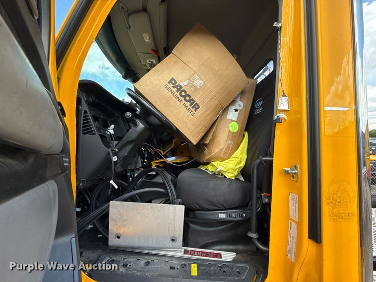 image for item EJ4824 2022 Kenworth T680 semi truck