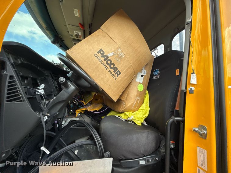 image for item EJ4824 2022 Kenworth T680 semi truck