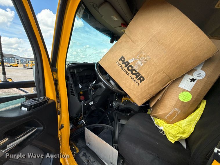 image for item EJ4824 2022 Kenworth T680 semi truck