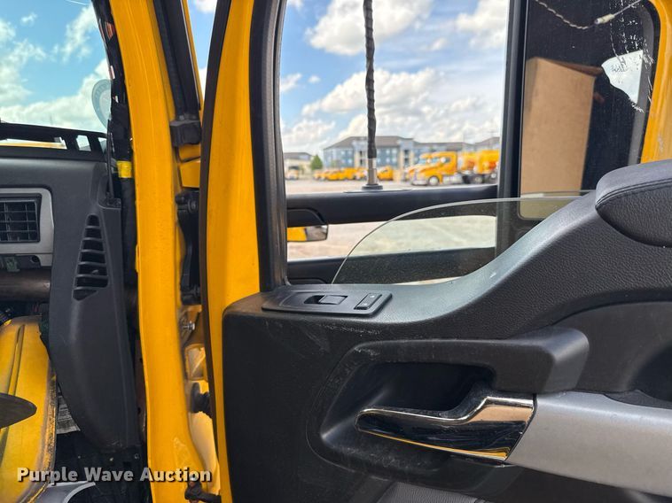 image for item EJ4824 2022 Kenworth T680 semi truck