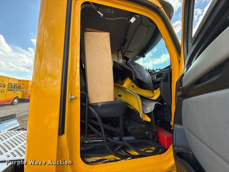 image for item EJ4824 2022 Kenworth T680 semi truck