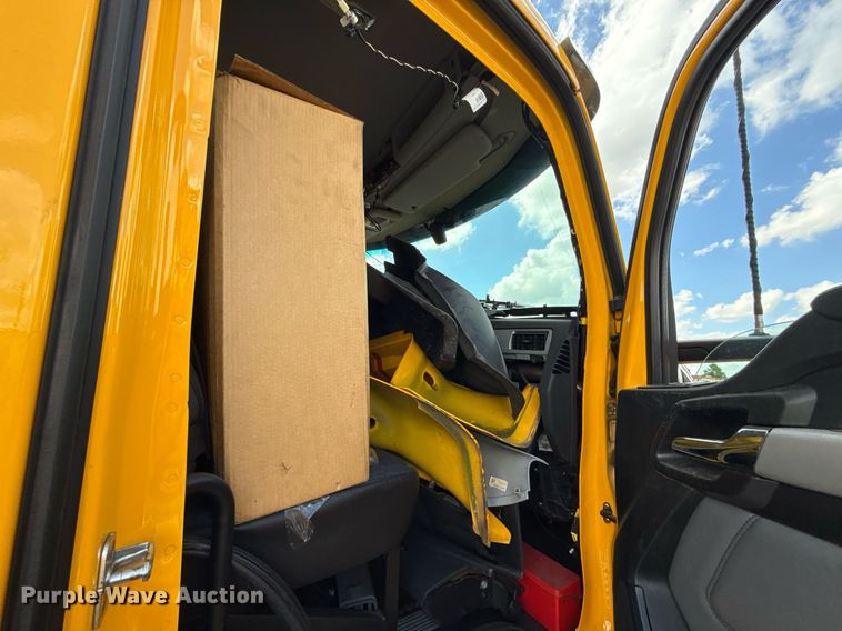 image for item EJ4824 2022 Kenworth T680 semi truck