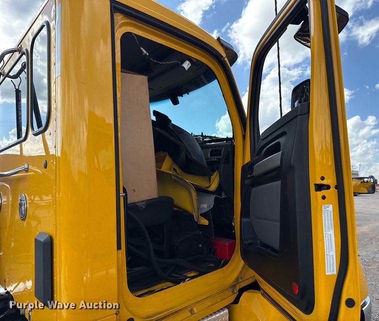 image for item EJ4824 2022 Kenworth T680 semi truck