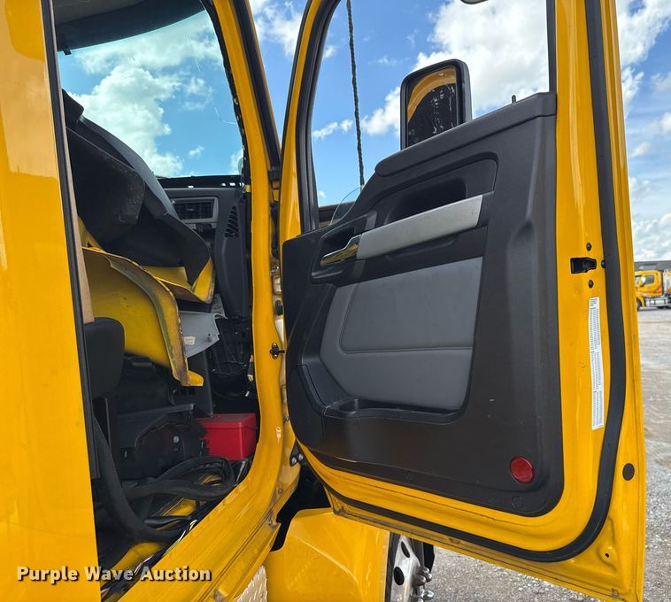 image for item EJ4824 2022 Kenworth T680 semi truck