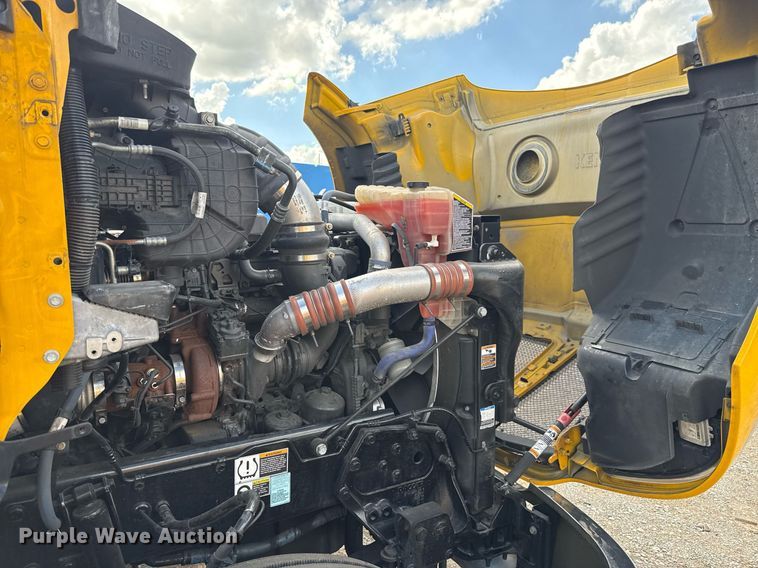 image for item EJ4824 2022 Kenworth T680 semi truck