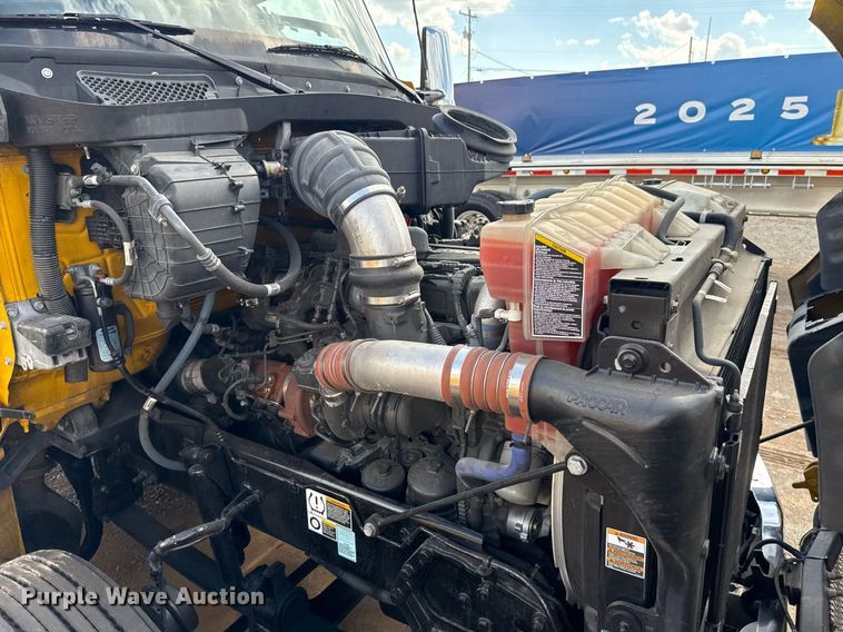 image for item EJ4824 2022 Kenworth T680 semi truck