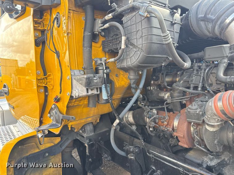 image for item EJ4824 2022 Kenworth T680 semi truck