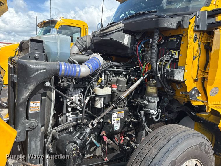 image for item EJ4824 2022 Kenworth T680 semi truck