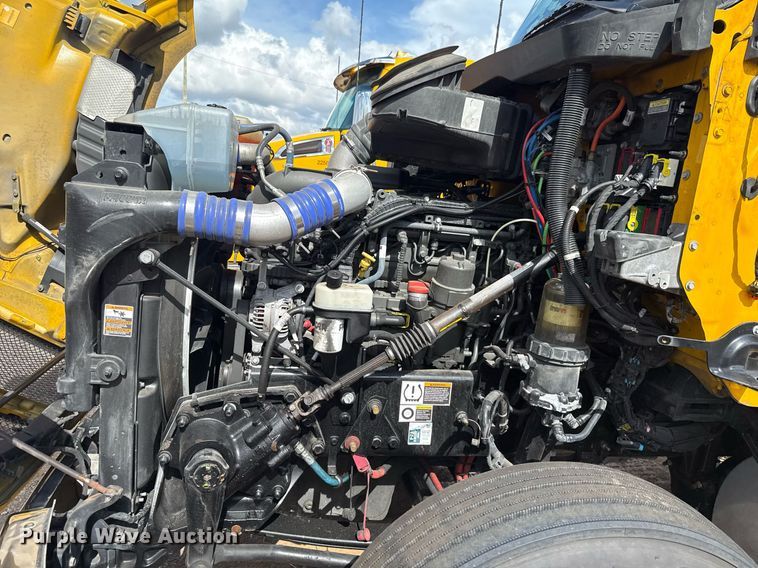 image for item EJ4824 2022 Kenworth T680 semi truck