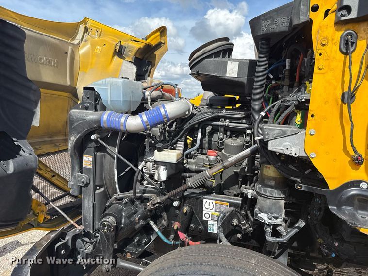 image for item EJ4824 2022 Kenworth T680 semi truck