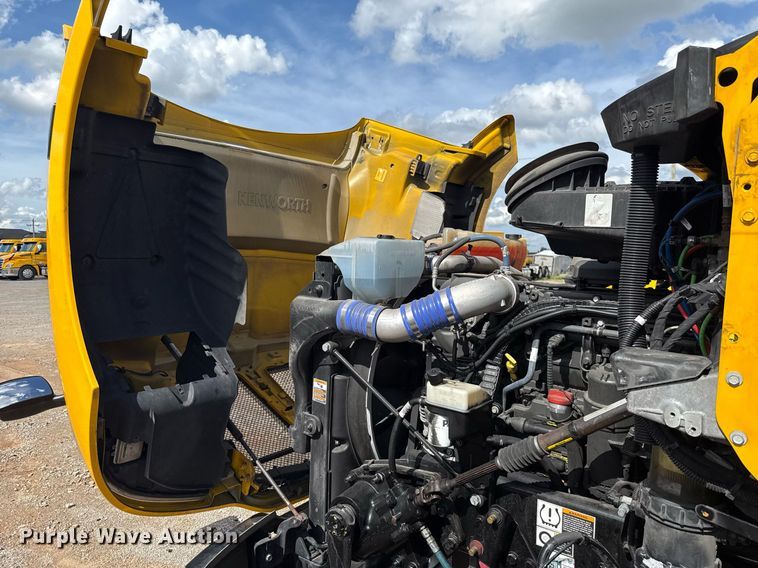 image for item EJ4824 2022 Kenworth T680 semi truck