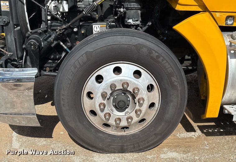 image for item EJ4824 2022 Kenworth T680 semi truck