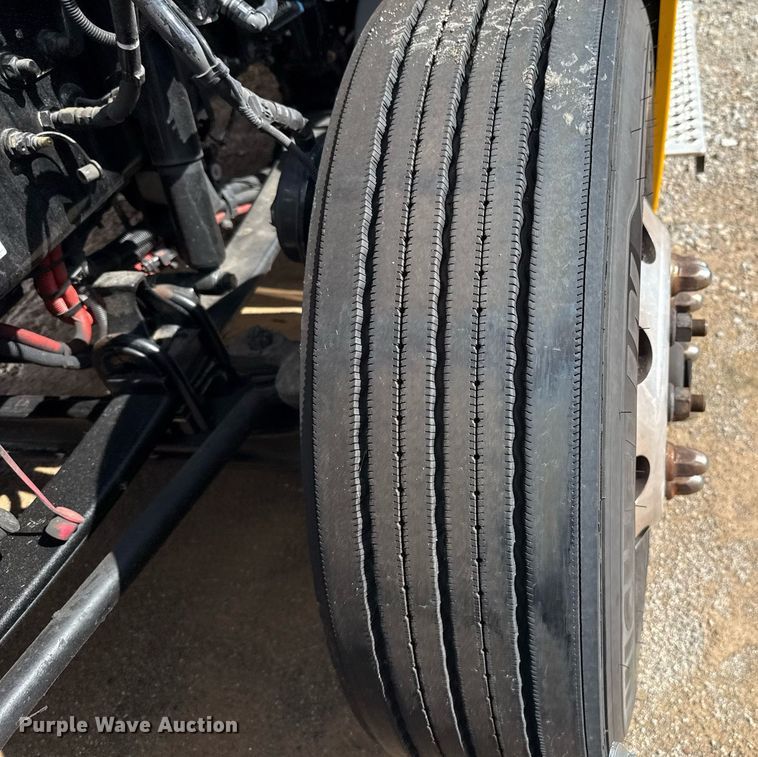 image for item EJ4824 2022 Kenworth T680 semi truck