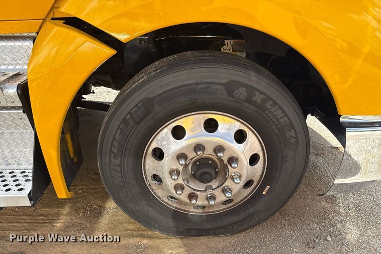 image for item EJ4824 2022 Kenworth T680 semi truck