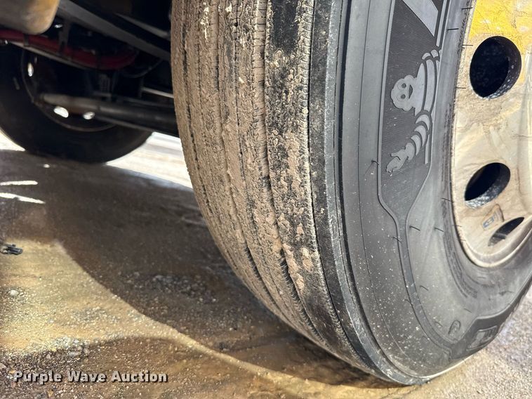 image for item EJ4824 2022 Kenworth T680 semi truck