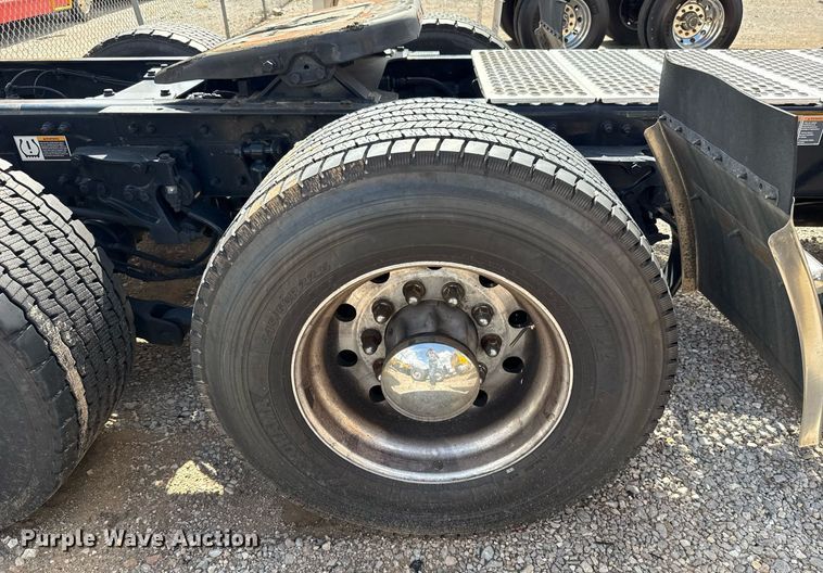 image for item EJ4824 2022 Kenworth T680 semi truck