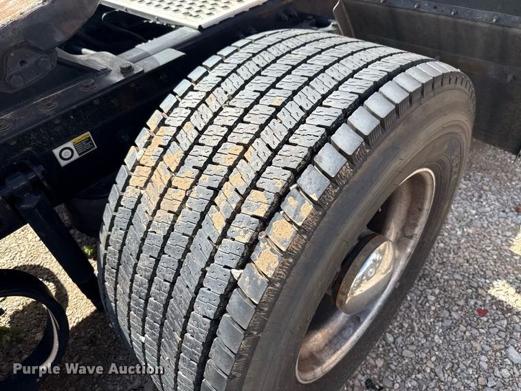 image for item EJ4824 2022 Kenworth T680 semi truck