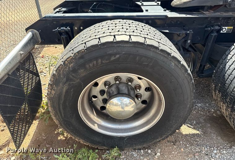 image for item EJ4824 2022 Kenworth T680 semi truck