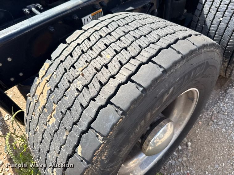 image for item EJ4824 2022 Kenworth T680 semi truck