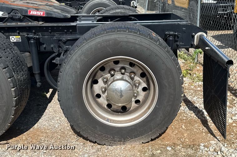 image for item EJ4824 2022 Kenworth T680 semi truck