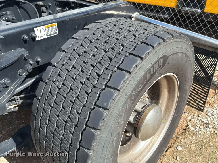 image for item EJ4824 2022 Kenworth T680 semi truck