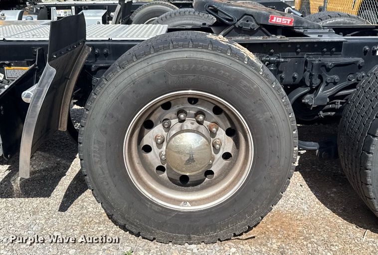 image for item EJ4824 2022 Kenworth T680 semi truck