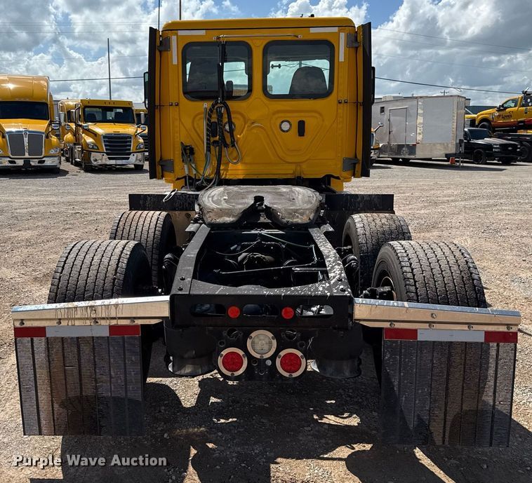 image for item EJ4825 2021 Freightliner Cascadia 126 semi truck