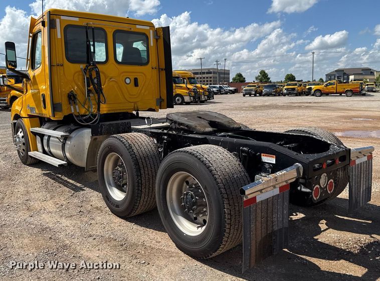 image for item EJ4825 2021 Freightliner Cascadia 126 semi truck