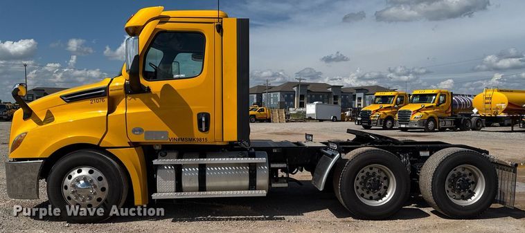 image for item EJ4825 2021 Freightliner Cascadia 126 semi truck