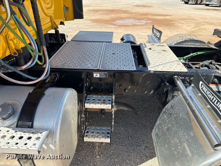 image for item EJ4825 2021 Freightliner Cascadia 126 semi truck