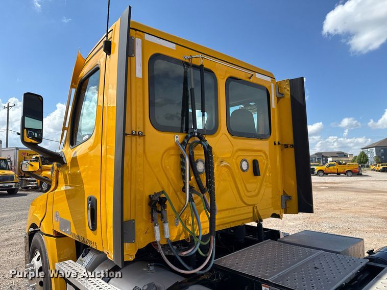 image for item EJ4825 2021 Freightliner Cascadia 126 semi truck