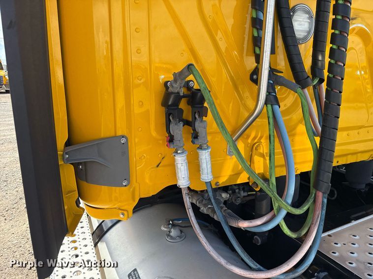 image for item EJ4825 2021 Freightliner Cascadia 126 semi truck