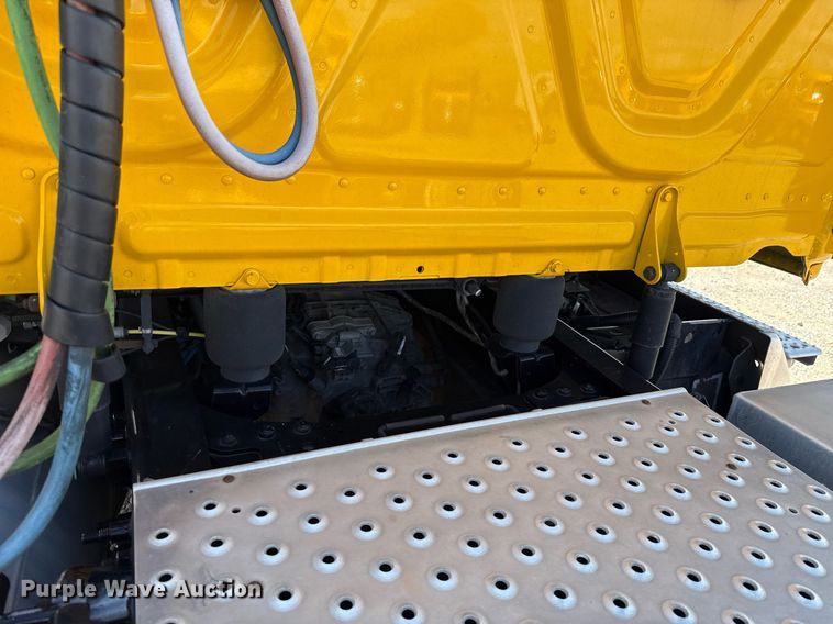 image for item EJ4825 2021 Freightliner Cascadia 126 semi truck