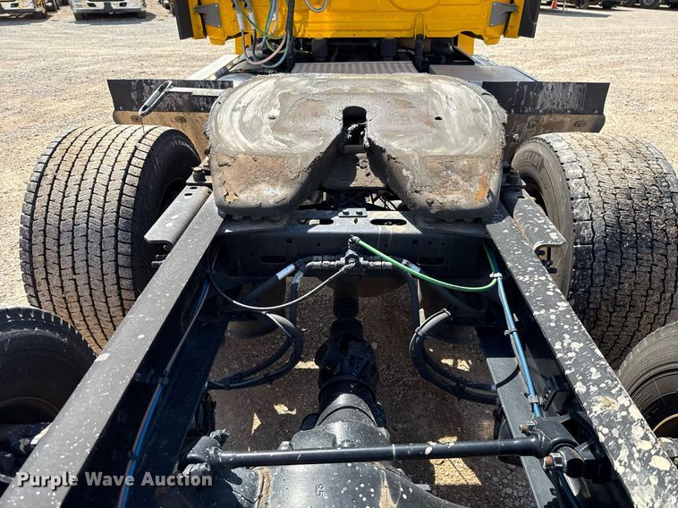 image for item EJ4825 2021 Freightliner Cascadia 126 semi truck