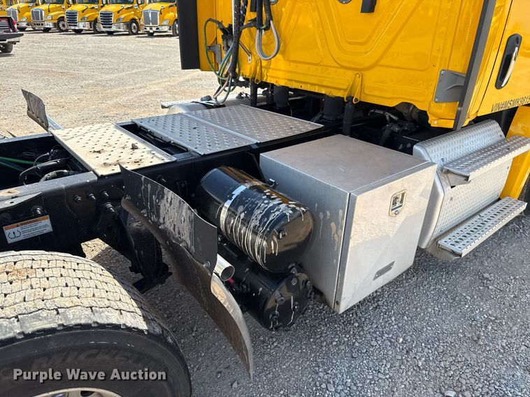 image for item EJ4825 2021 Freightliner Cascadia 126 semi truck