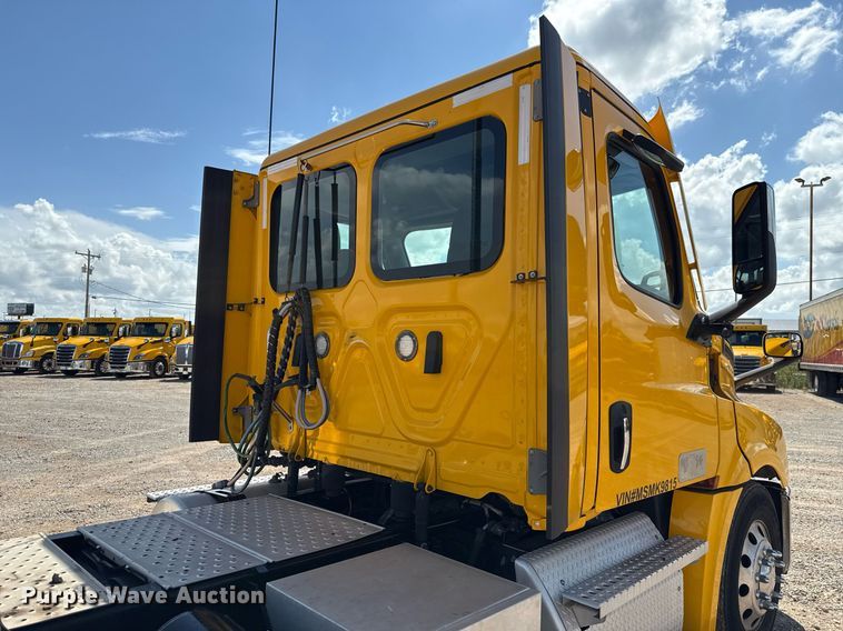 image for item EJ4825 2021 Freightliner Cascadia 126 semi truck