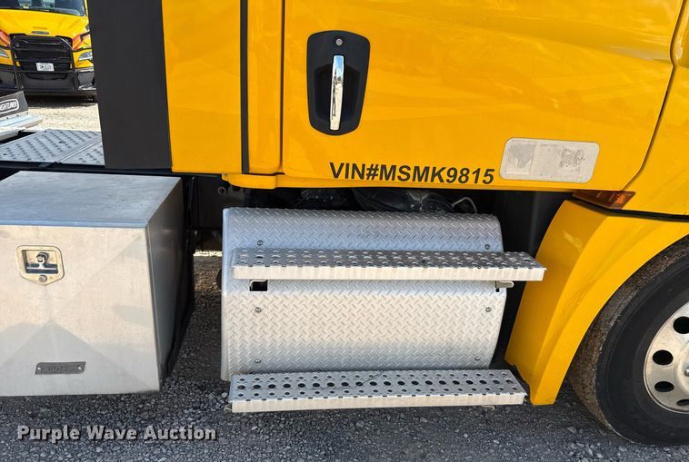 image for item EJ4825 2021 Freightliner Cascadia 126 semi truck