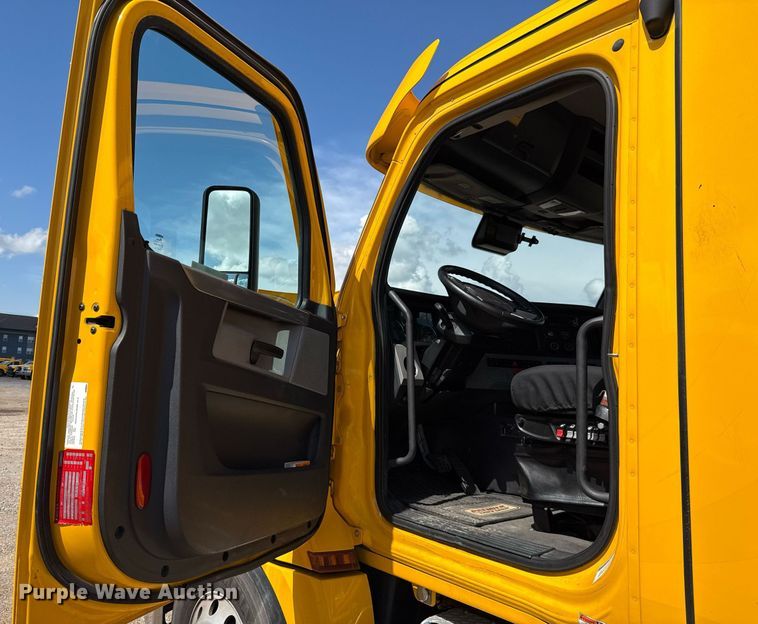 image for item EJ4825 2021 Freightliner Cascadia 126 semi truck