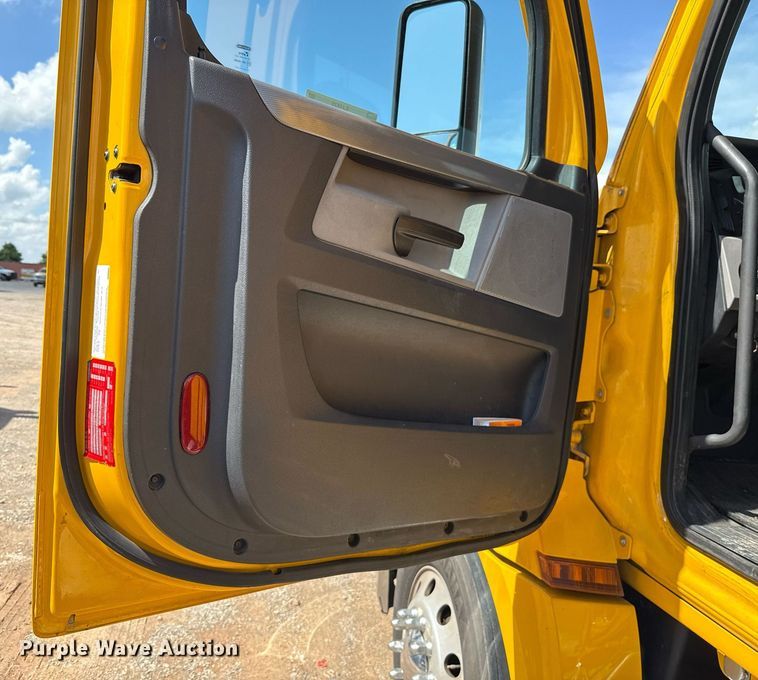 image for item EJ4825 2021 Freightliner Cascadia 126 semi truck